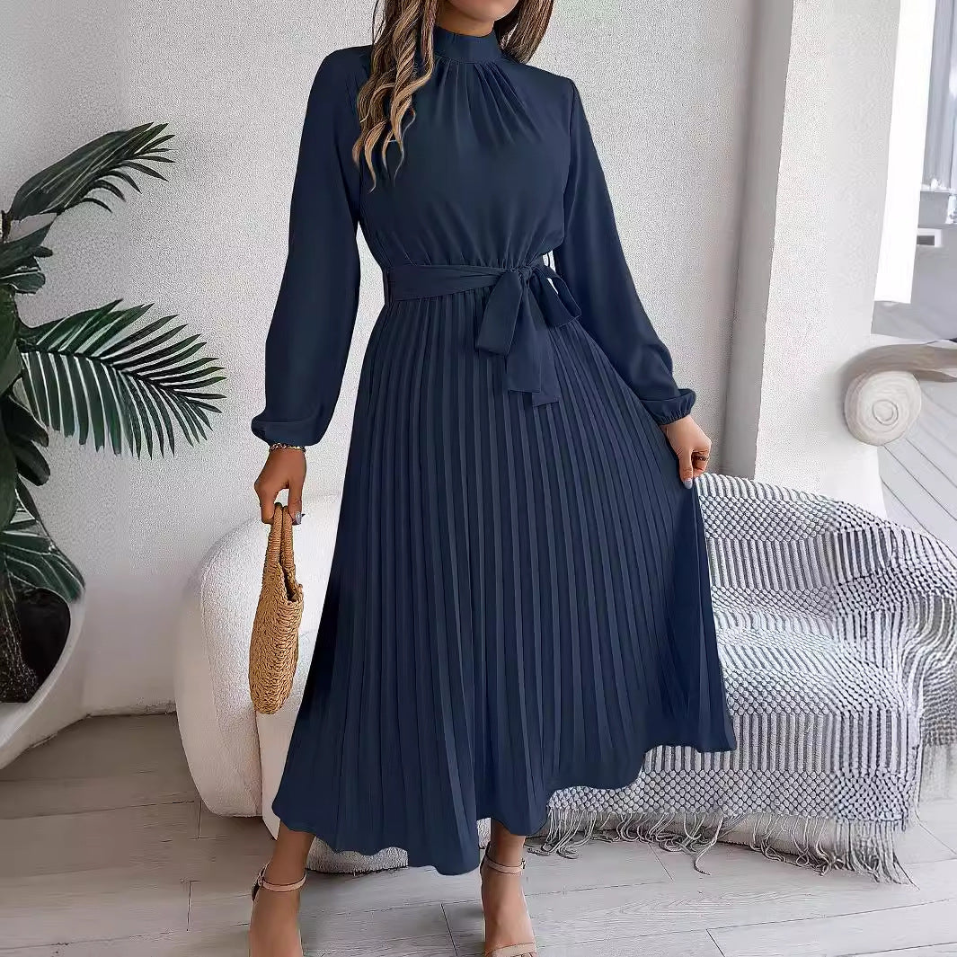 Robe longue plissée élégante à col montant