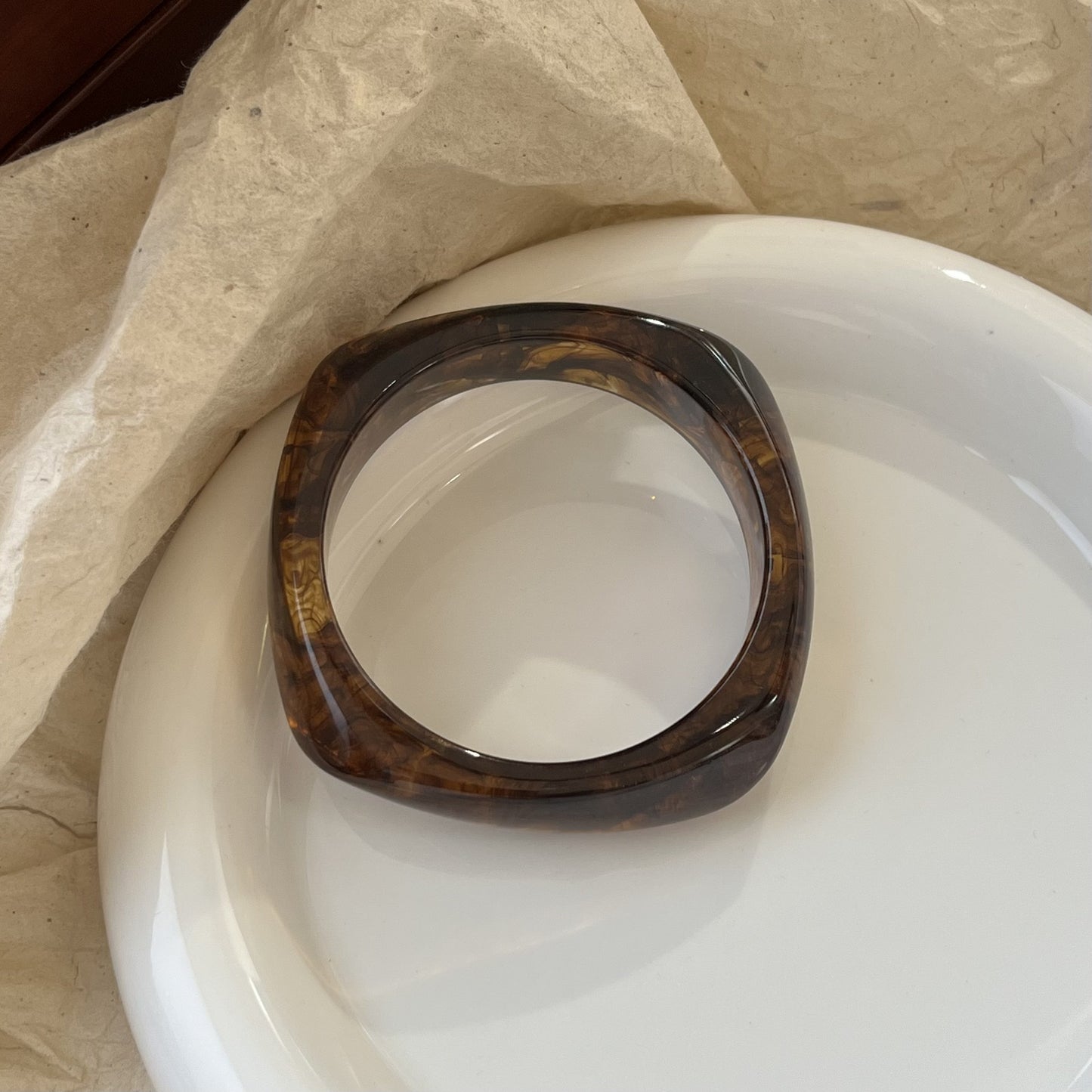 Bracelet géométrique irrégulier en résine pour femme