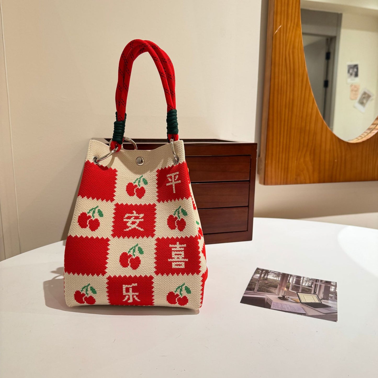 Sac à main tricoté avec boucle magnétique