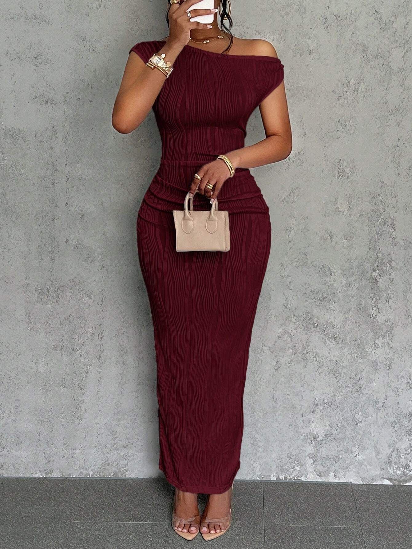 Robe à une épaule avec effet ondulé