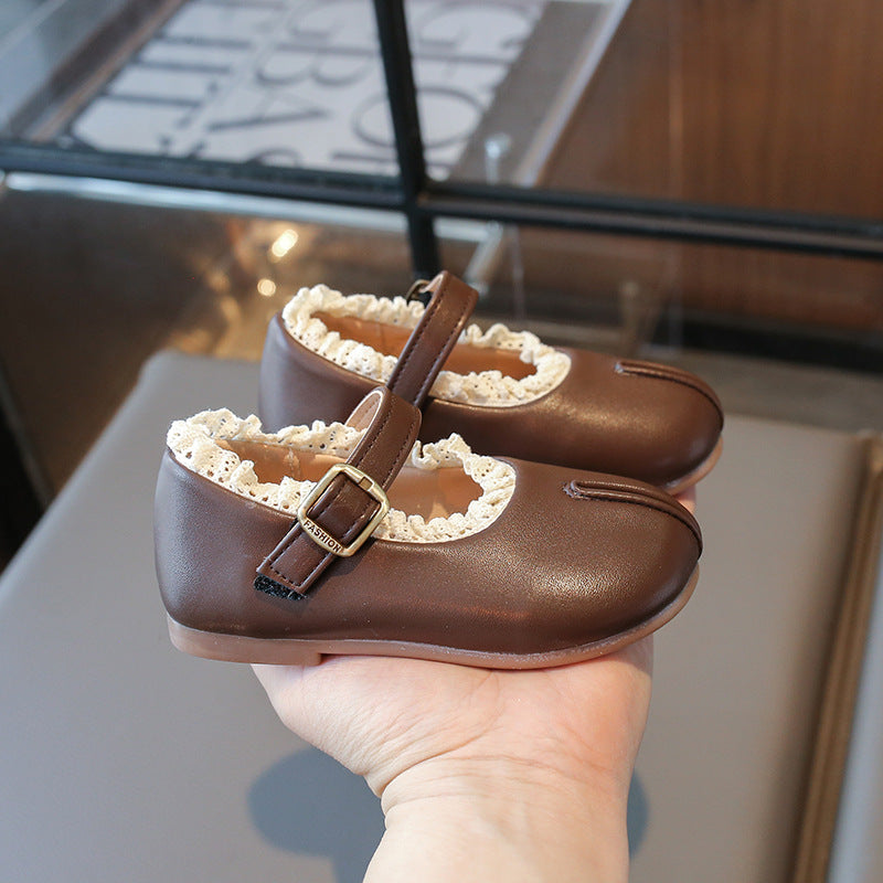 Petites chaussures en cuir pour filles