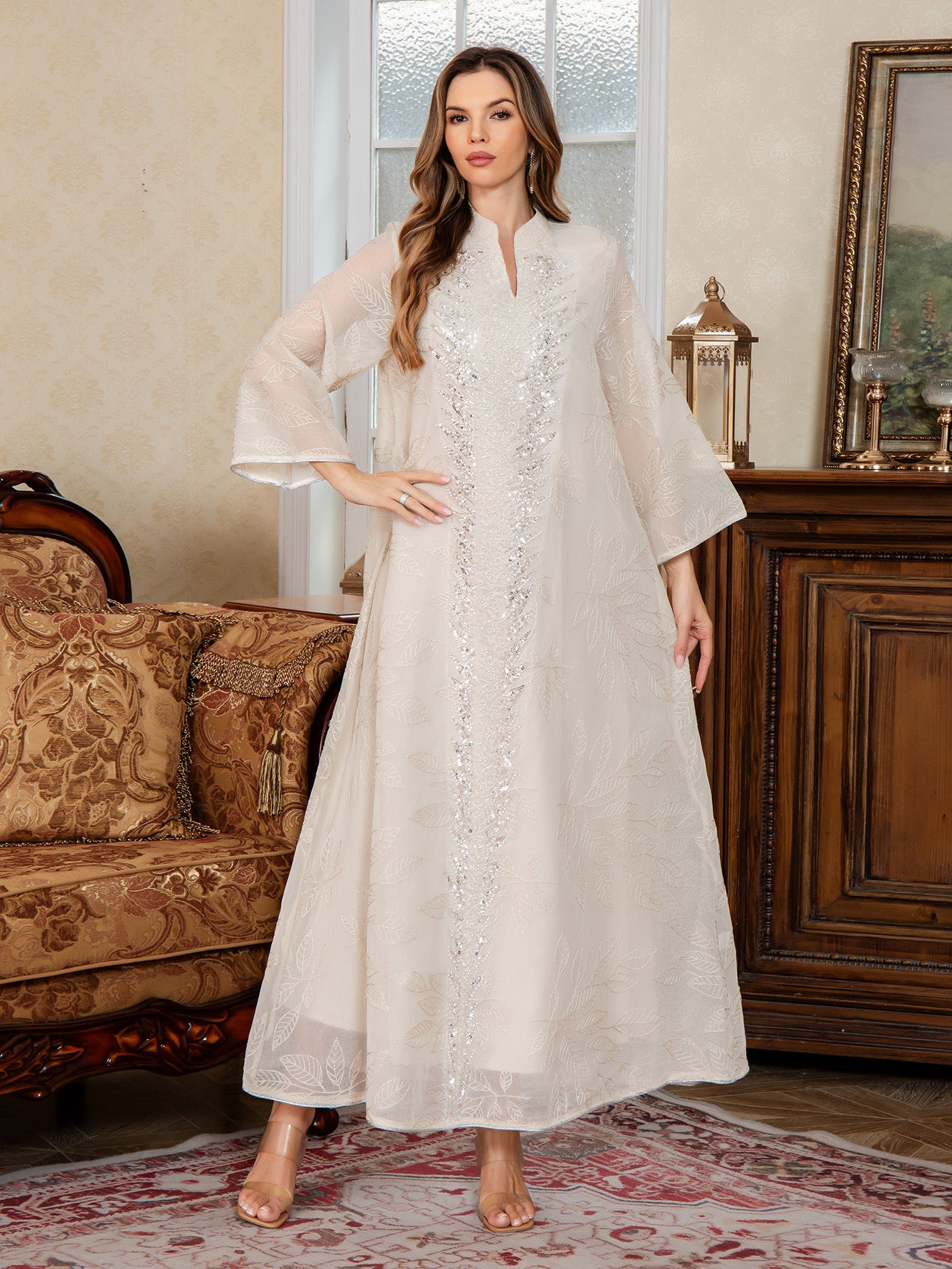 Robe longue en maille brodée avec sequins