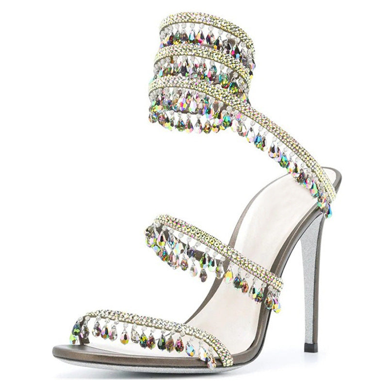 des chaussures à brides et bout ouvert pour défiler sur le podium
