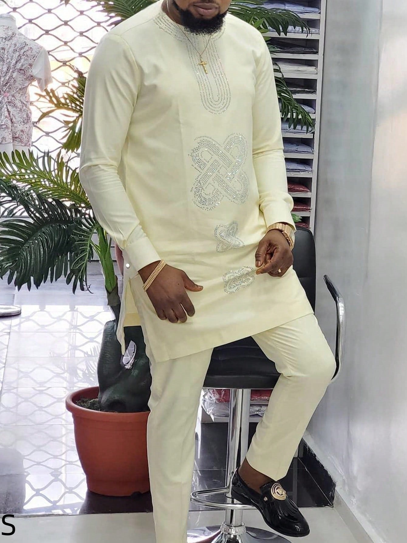 costume pour hommes brodé