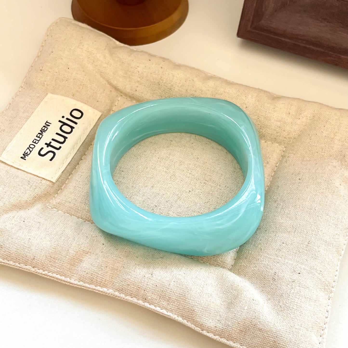 Bracelet géométrique irrégulier en résine pour femme