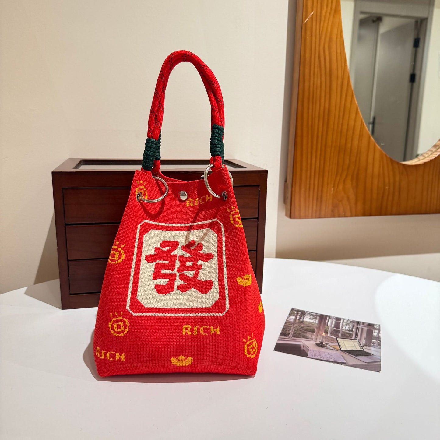 Sac à main tricoté avec boucle magnétique
