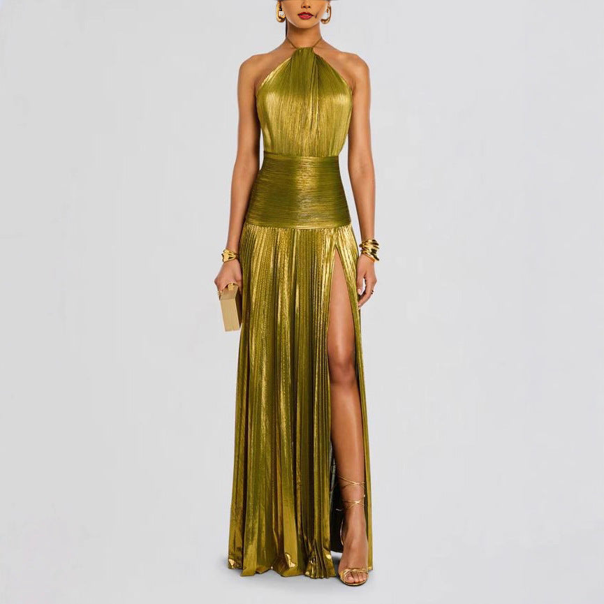 Robe longue métallique plissée à col licou avec fente et dos nu