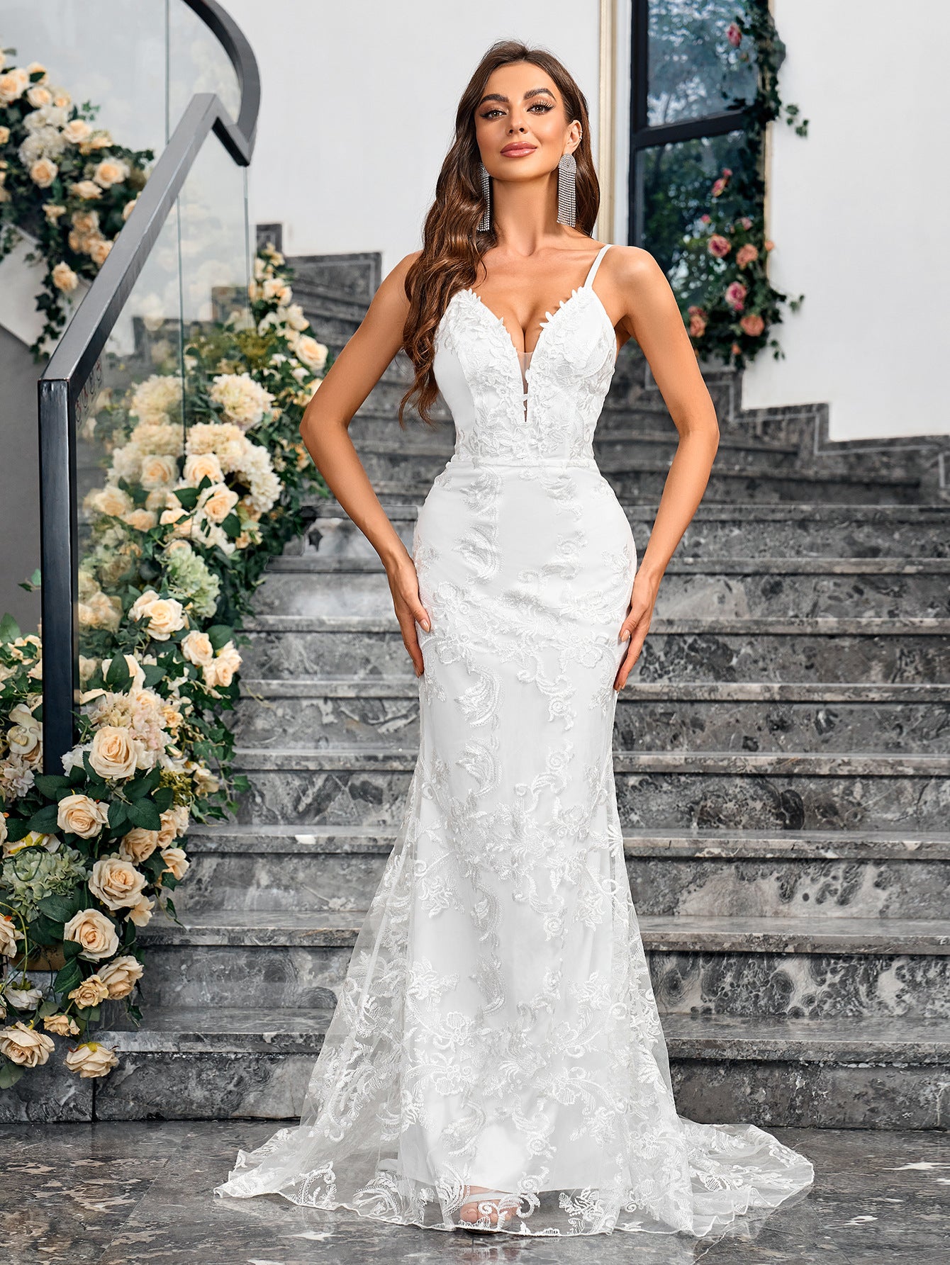 Robe Moulante en Broderie Élégante