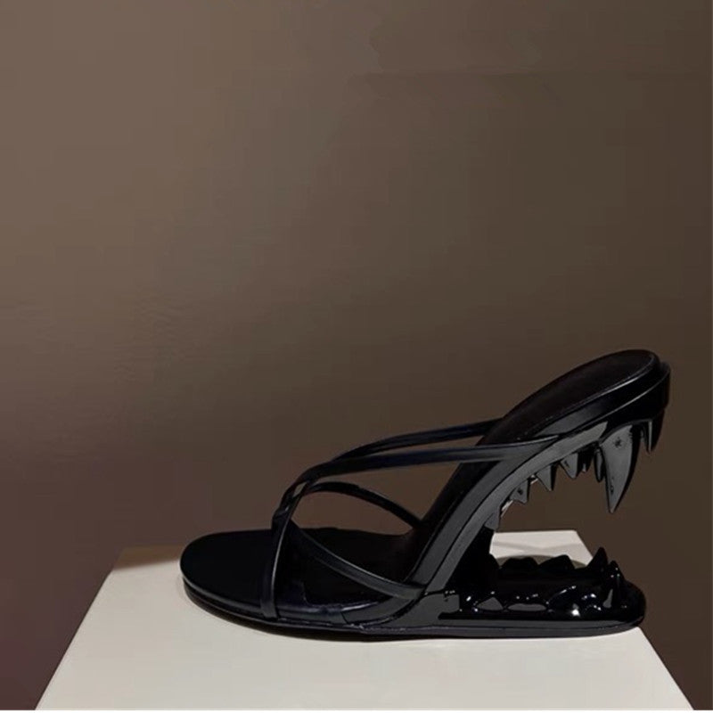Sandales à talons en métal avec fang creux