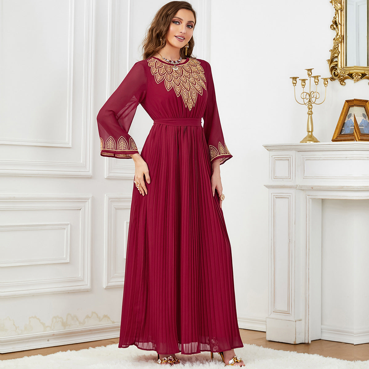 Robe en chiffon plissée brodée de perles