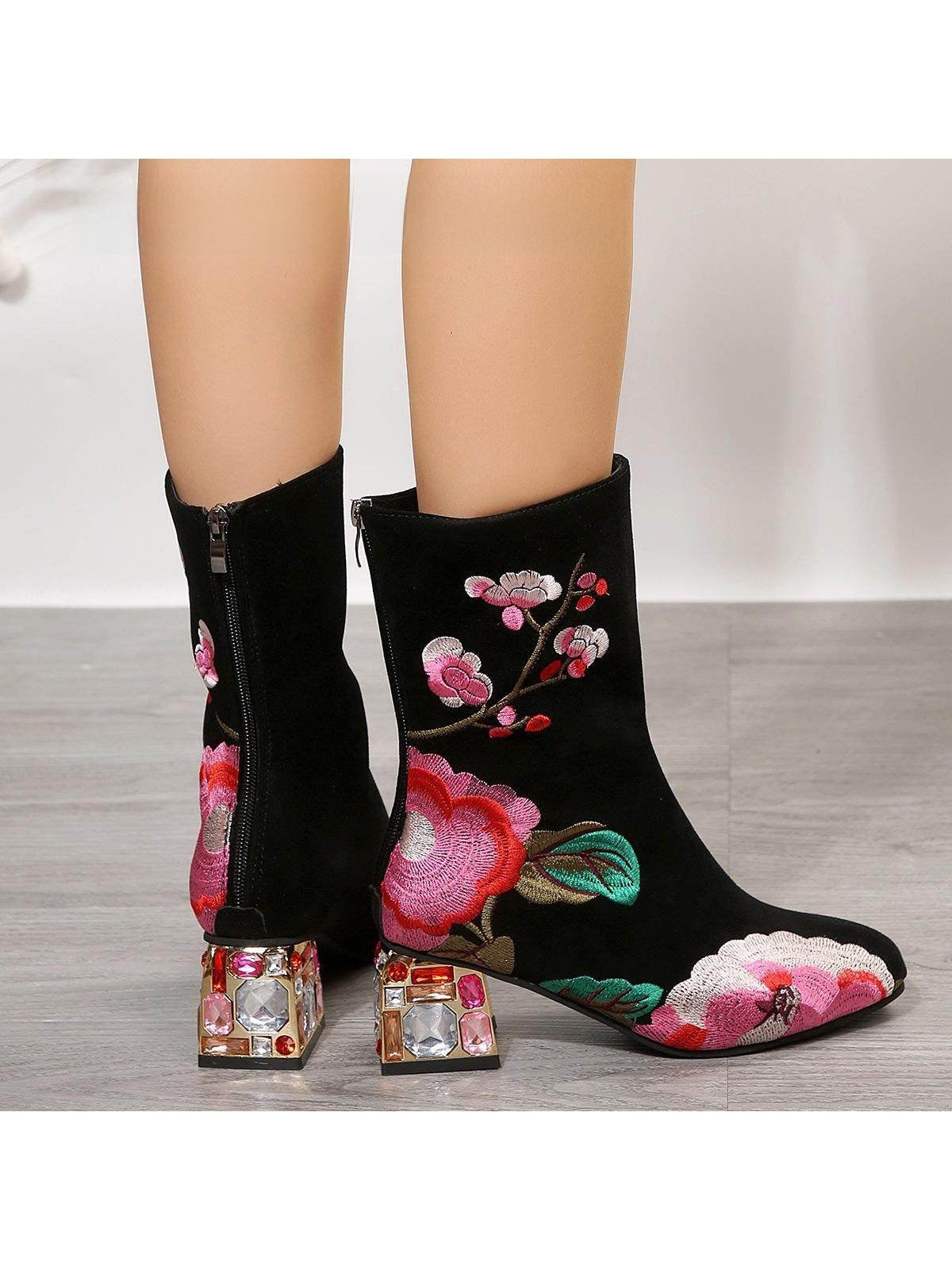 Bottes en cuir brodées à talon moyen