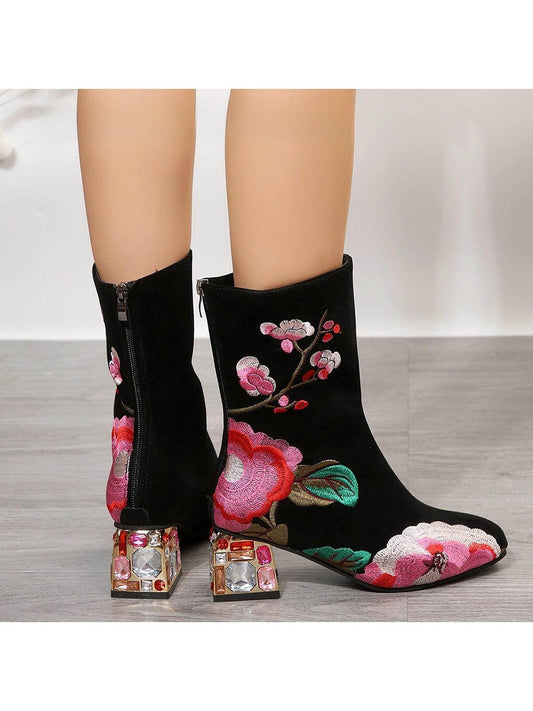 Bottes en cuir brodées à talon moyen