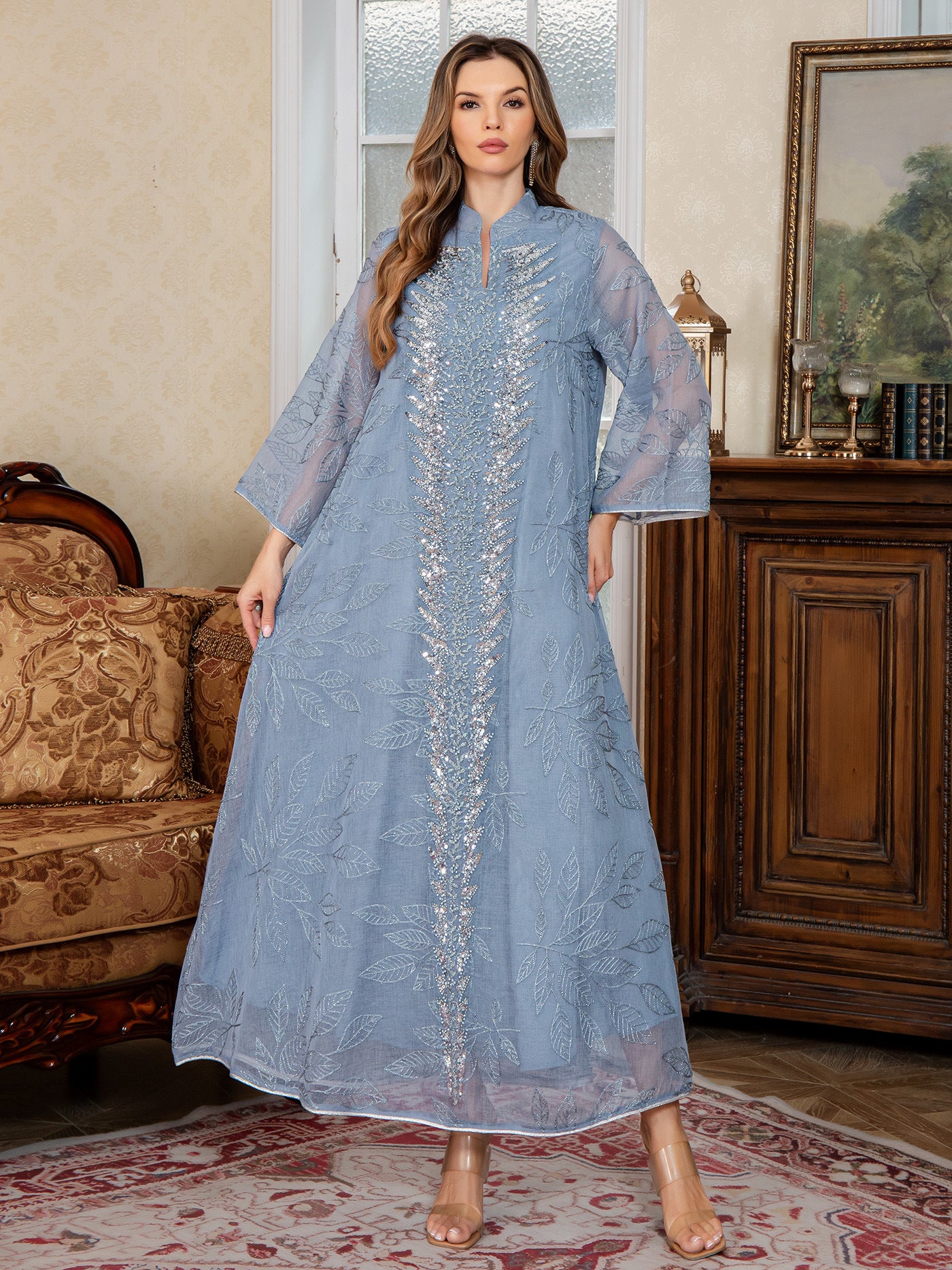 Robe longue en maille brodée avec sequins