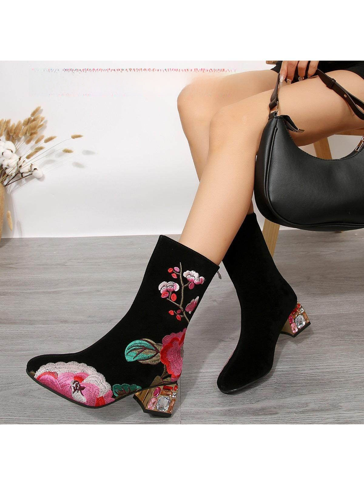 Bottes en cuir brodées à talon moyen