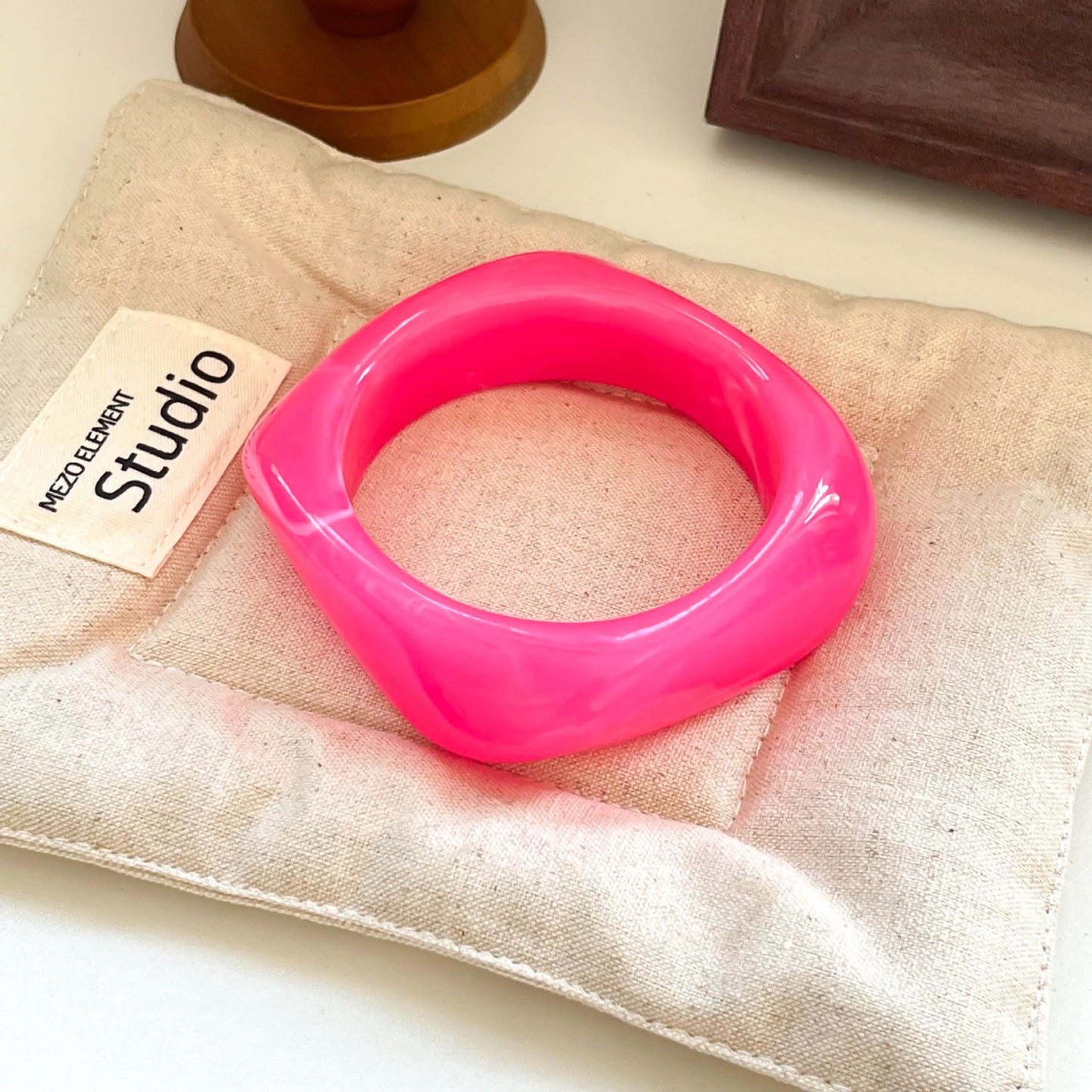 Bracelet géométrique irrégulier en résine pour femme