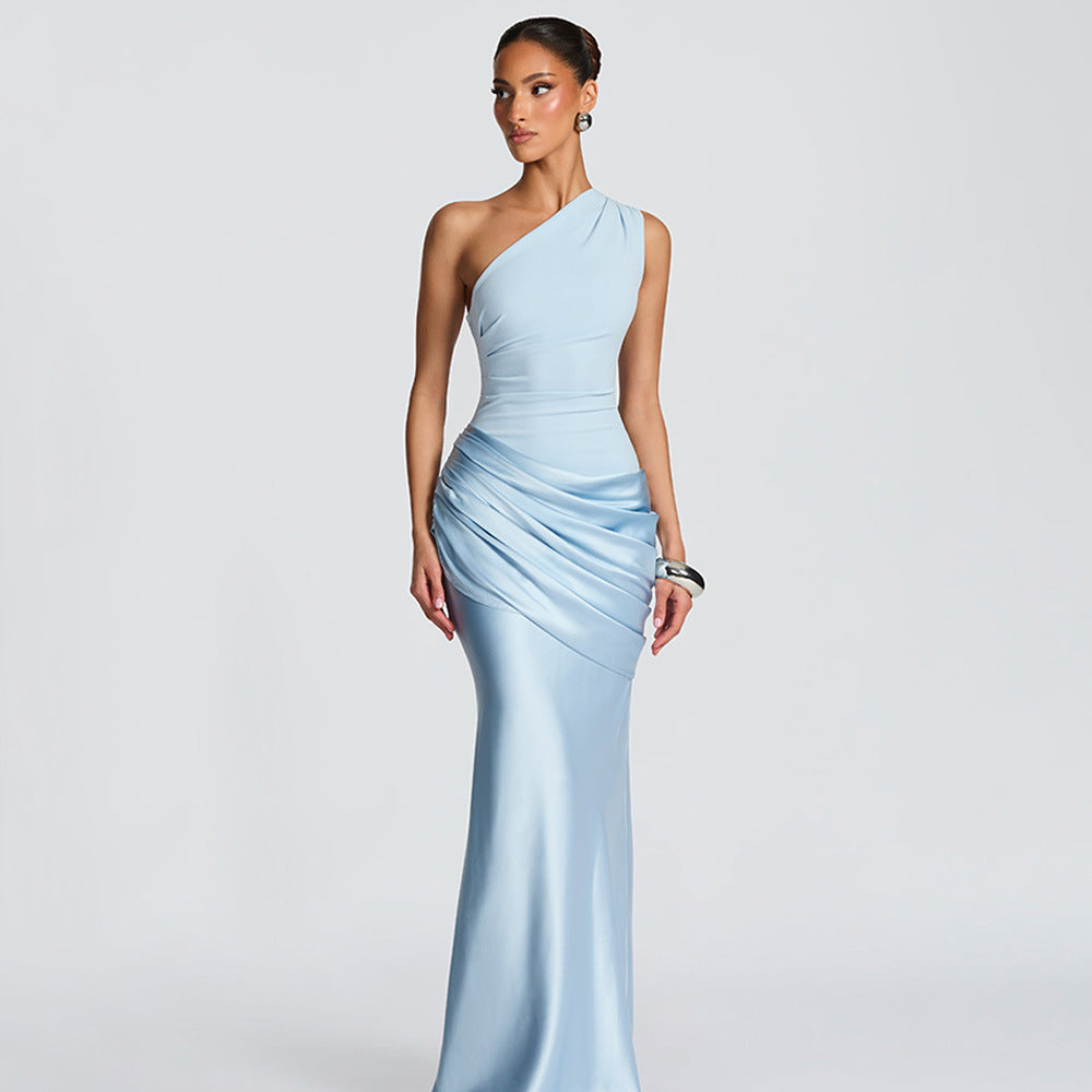 Robe longue en satin plissé à une épaule