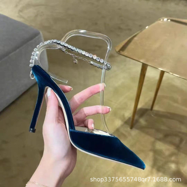 Des femmes en tongs