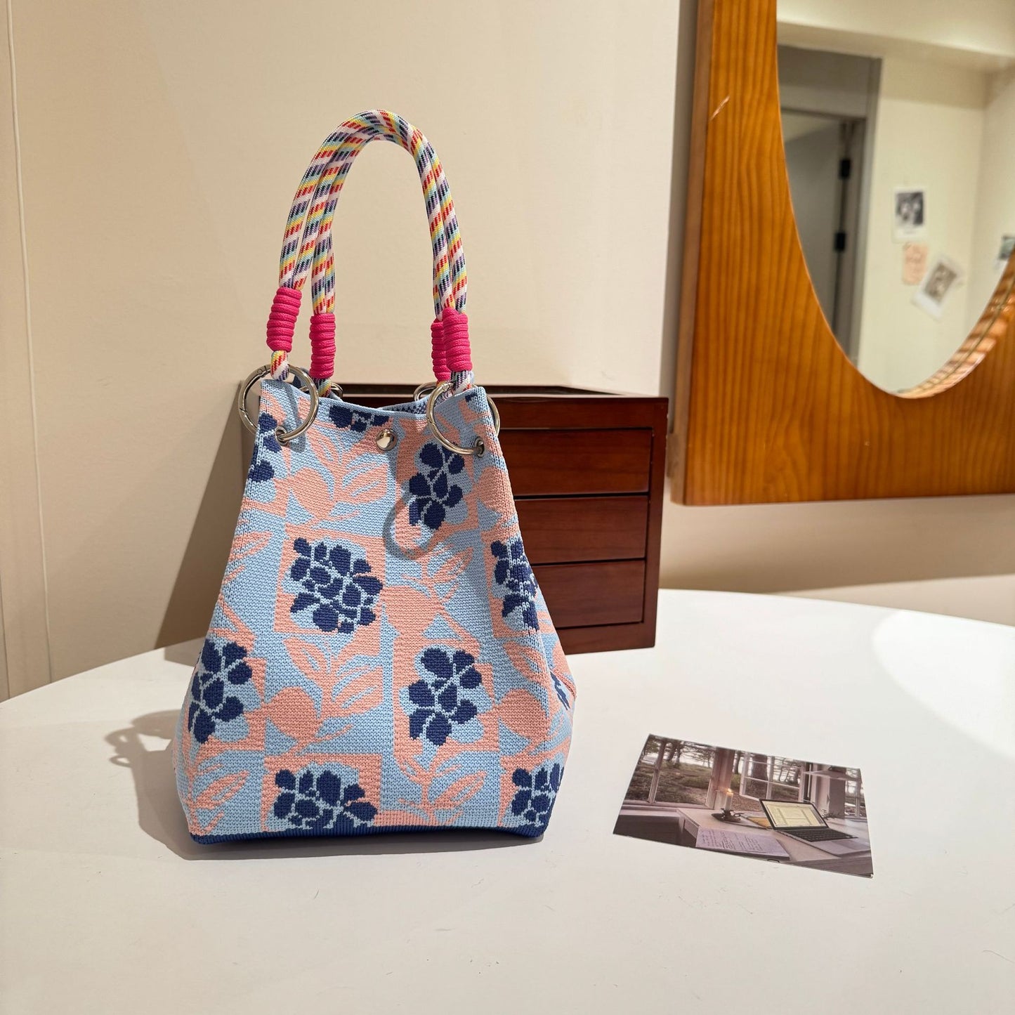 Sac à main tricoté avec boucle magnétique