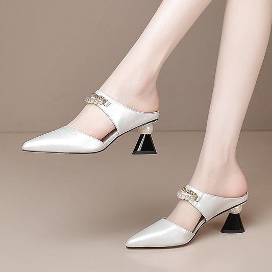 Chaussures :Sandales a talons compenses et chaine de perles tendance