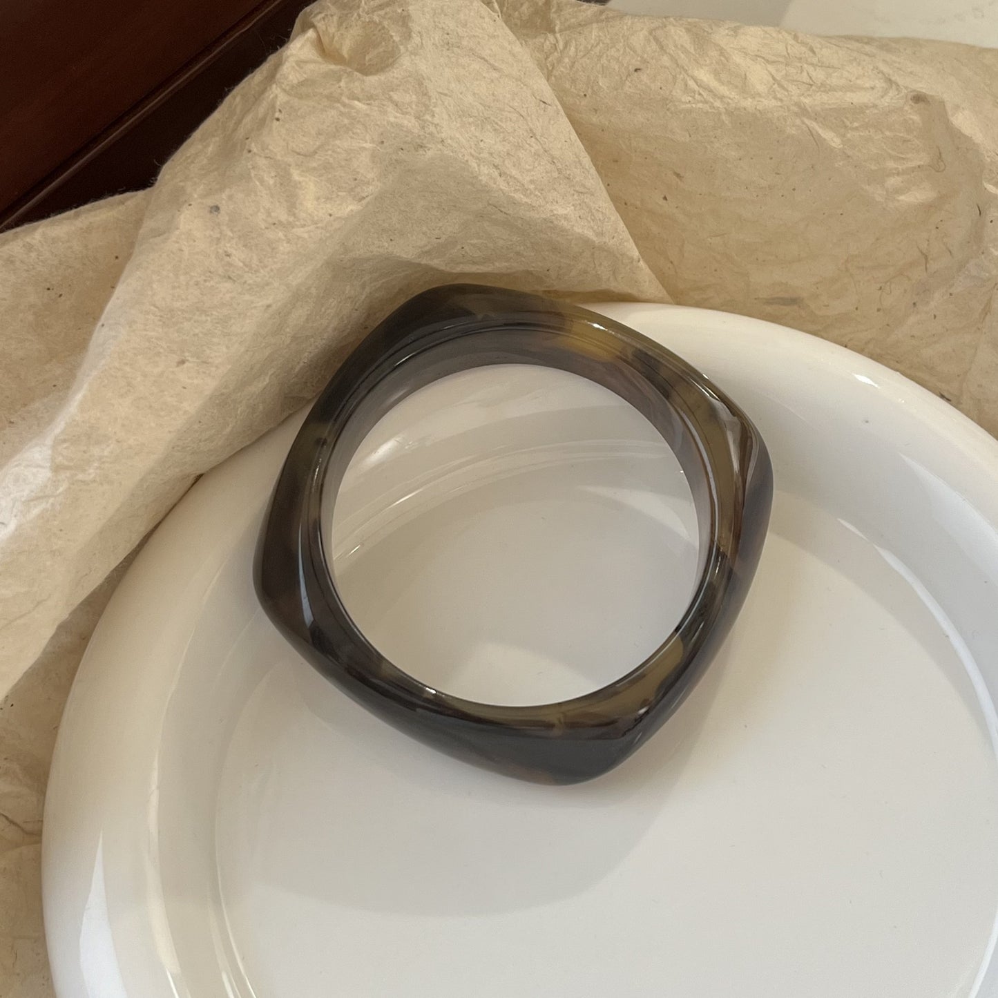 Bracelet géométrique irrégulier en résine pour femme