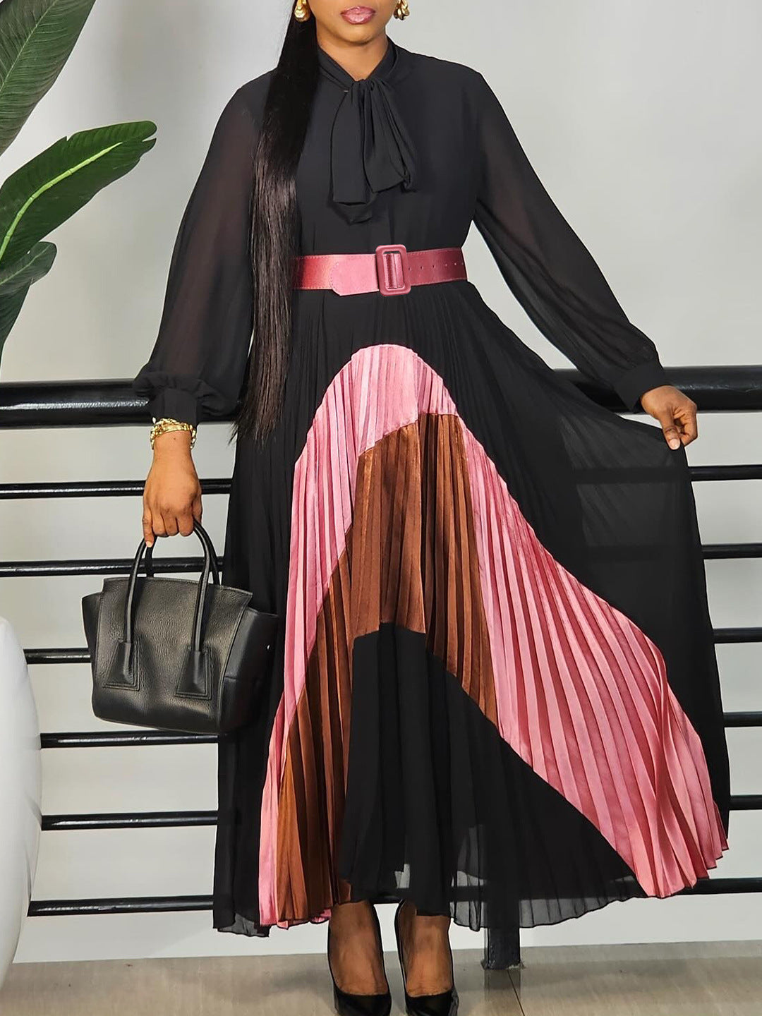 Robe plissée élégante avec ceinture