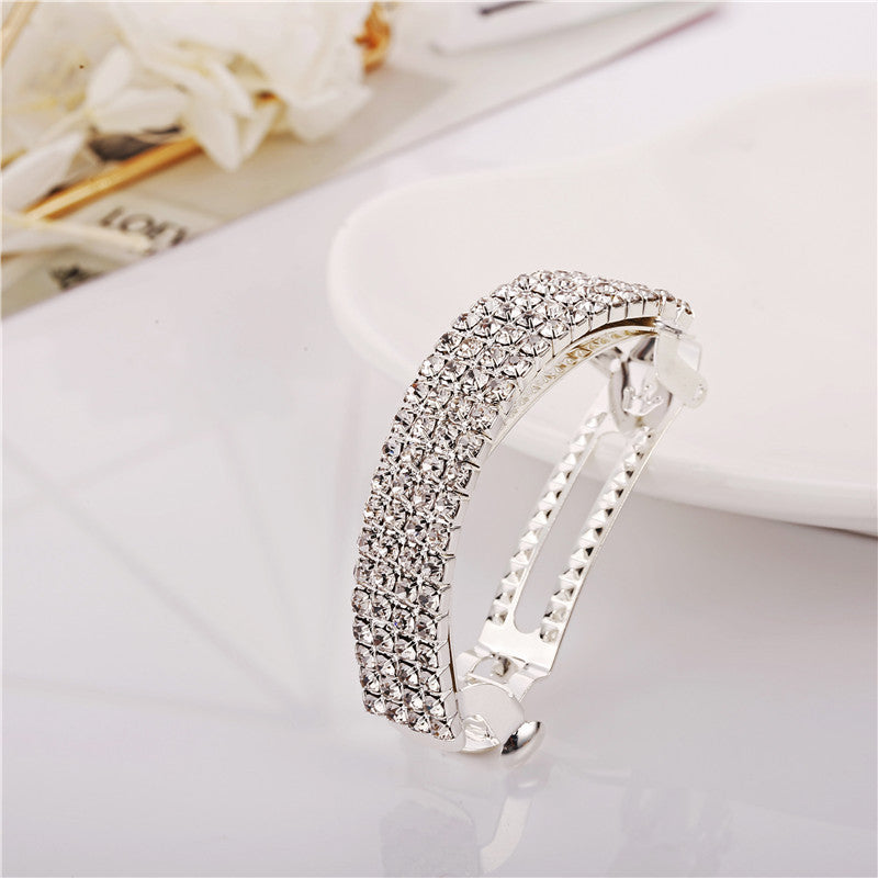 Une �pingle � cheveux incrust�e de diamants � l'arri�re de la t�te pour un look �l�gant
