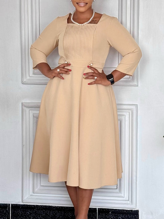 Robe plissée à taille haute et col carré pour femme