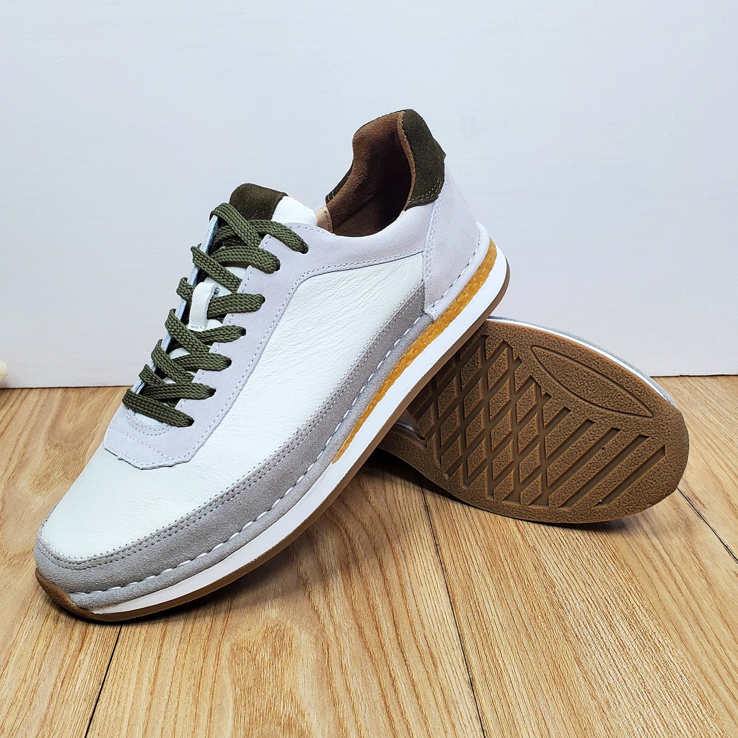 Chaussures décontractées pour hommes en cuir véritable, respirantes et confortables, à semelle plate.