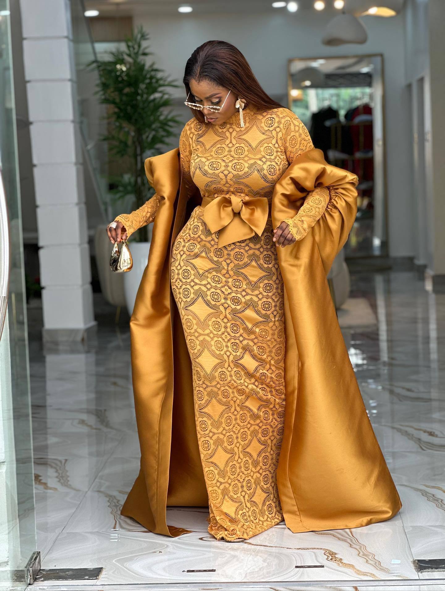 Habit :Robe extérieure en satin à manches bouffantes