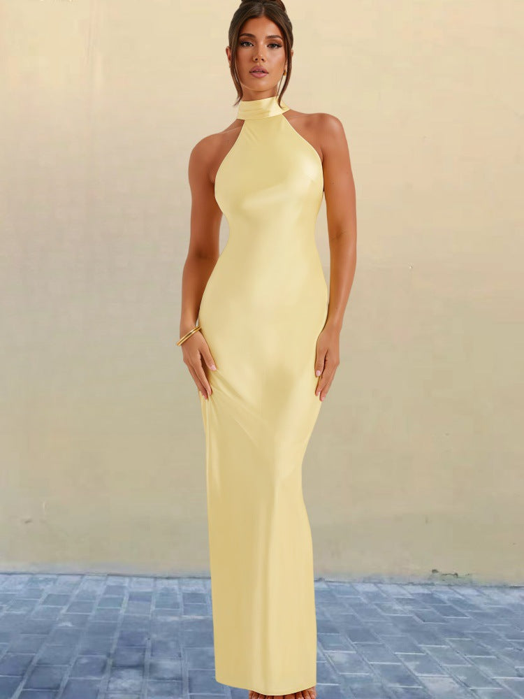 Robe fendue en satin au style design