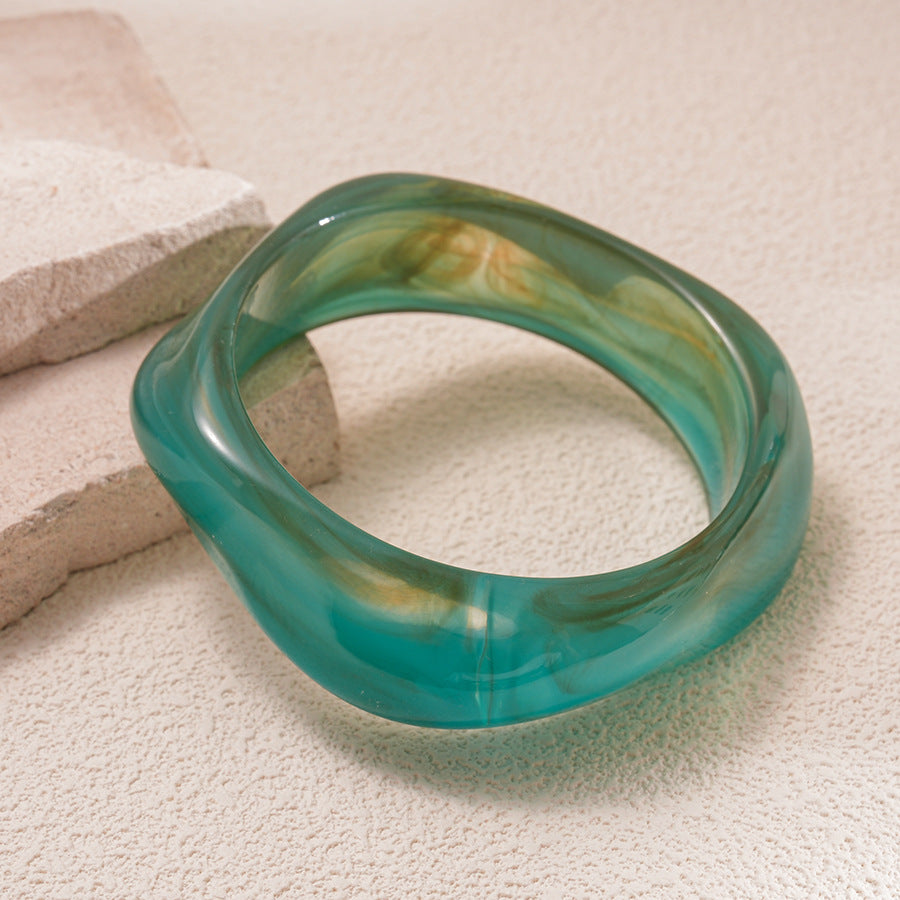 Bracelet ouvert en résine à motif vagues irrégulières