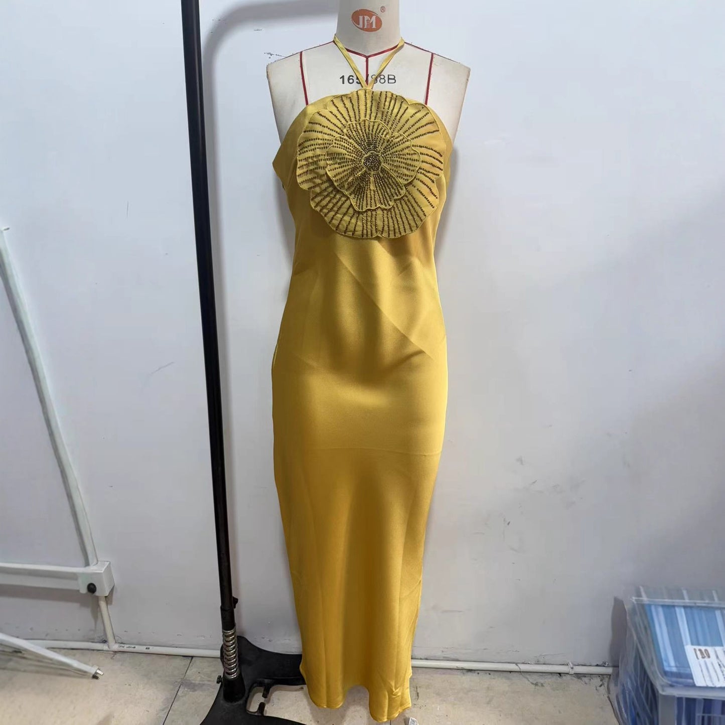Robe à col licou avec fleurs en strass