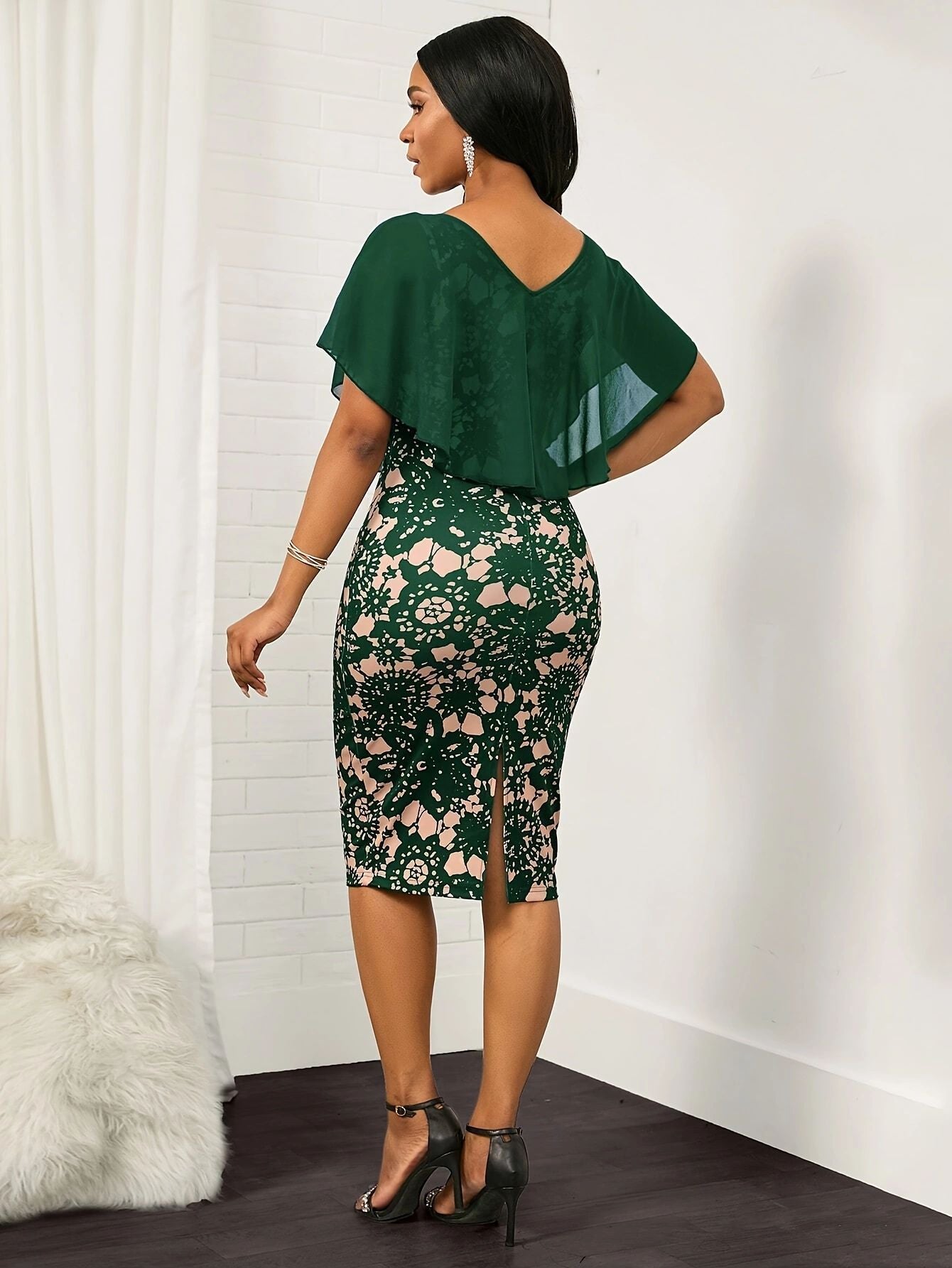 Robe en chiffon à imprimé floral avec col en V et fente au dos