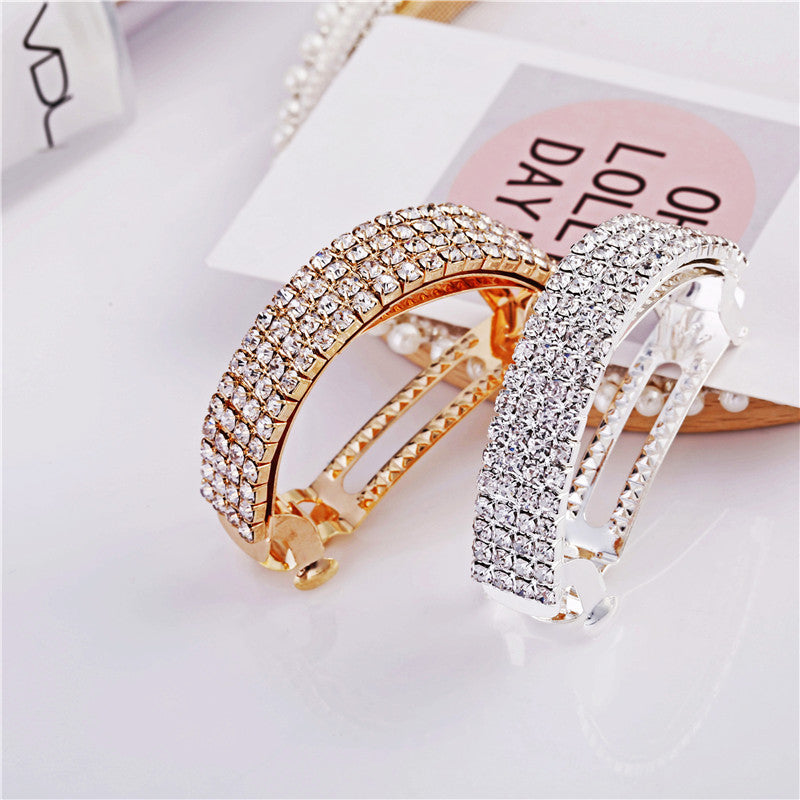 Une �pingle � cheveux incrust�e de diamants � l'arri�re de la t�te pour un look �l�gant