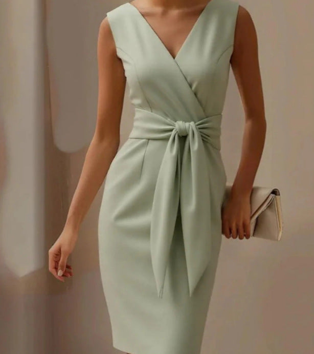 Robe sans manches avec gilet et nœud décoratif