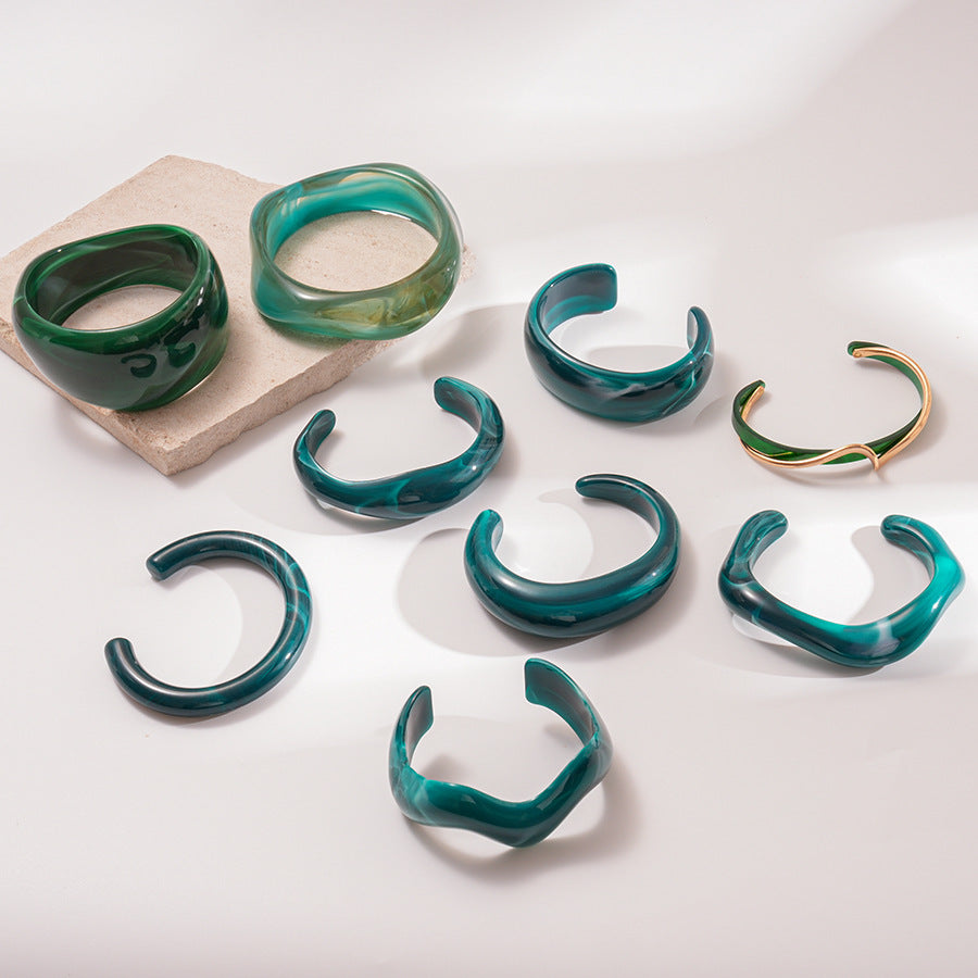 Bracelet ouvert en résine à motif vagues irrégulières
