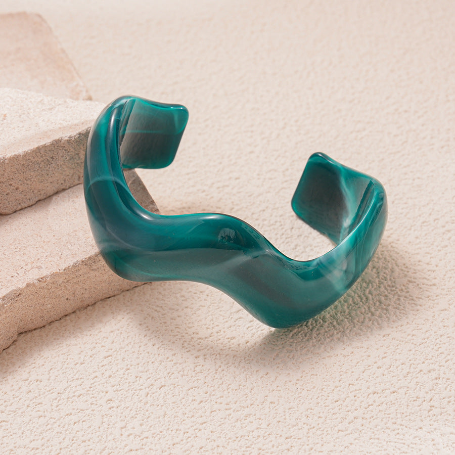 Bracelet ouvert en résine à motif vagues irrégulières