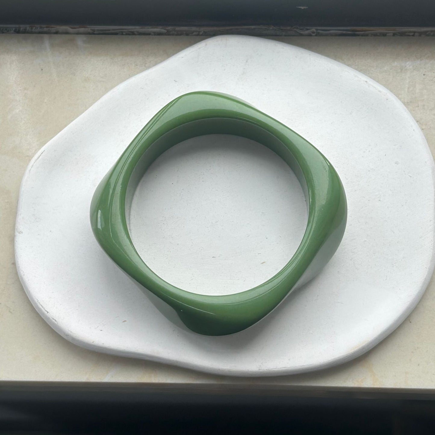 Bracelet géométrique irrégulier en résine pour femme