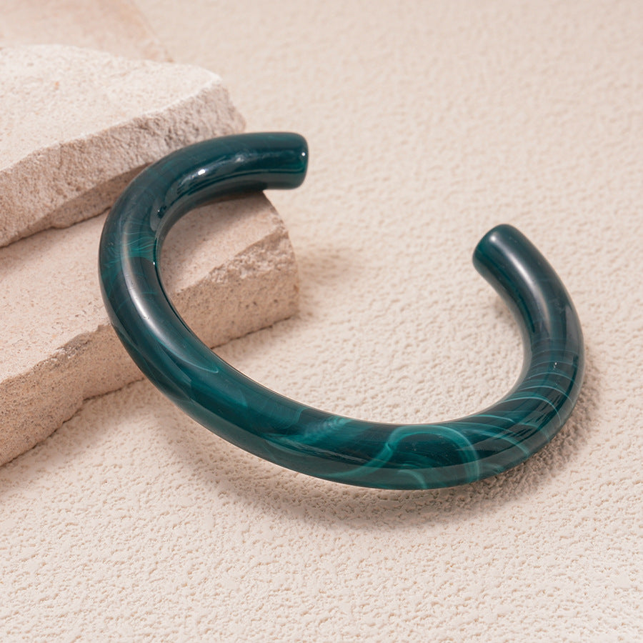 Bracelet ouvert en résine à motif vagues irrégulières