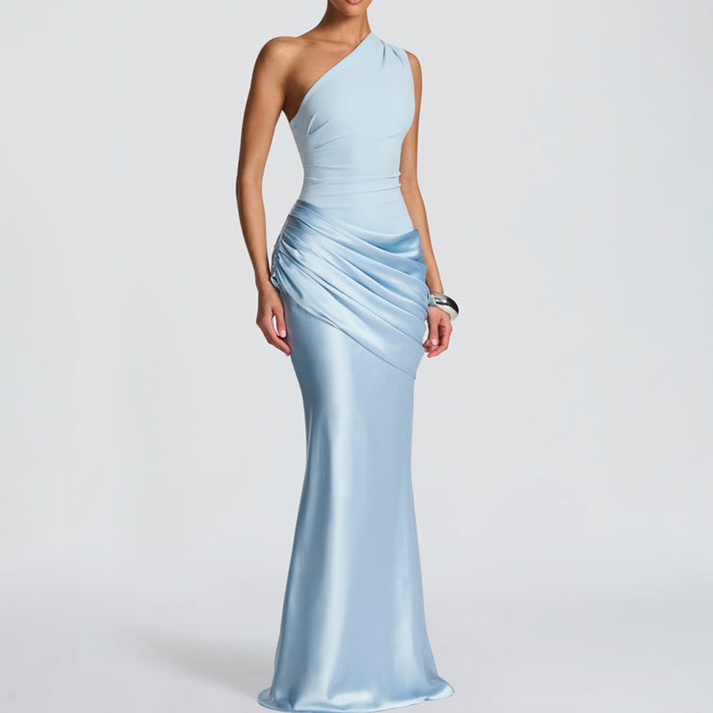 Robe longue en satin plissé à une épaule