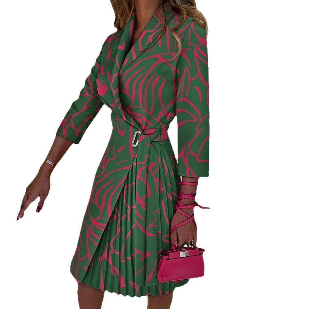 Robe à col en V avec taille plissée et ceinture