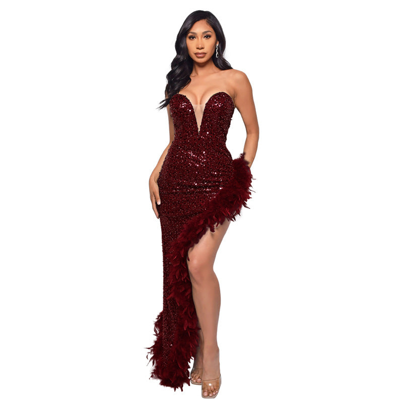 Robe longue dos nu à sequins et plumes