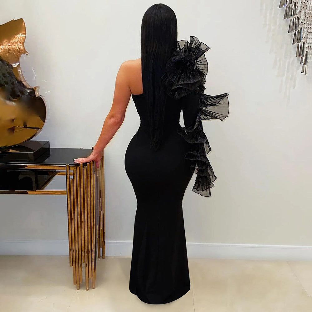 Robe maxi plissée à épaules asymétriques