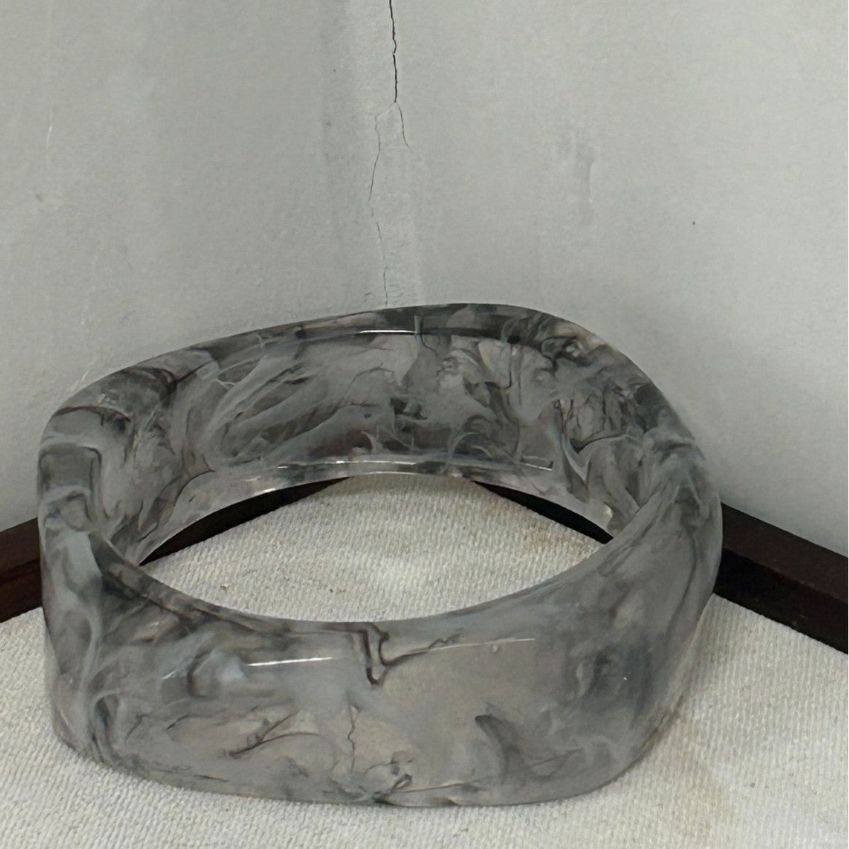 Bracelet géométrique irrégulier en résine pour femme
