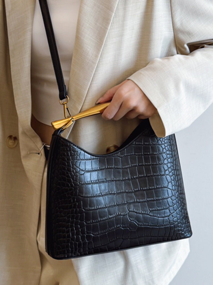 Sac seau à motif crocodile texturé