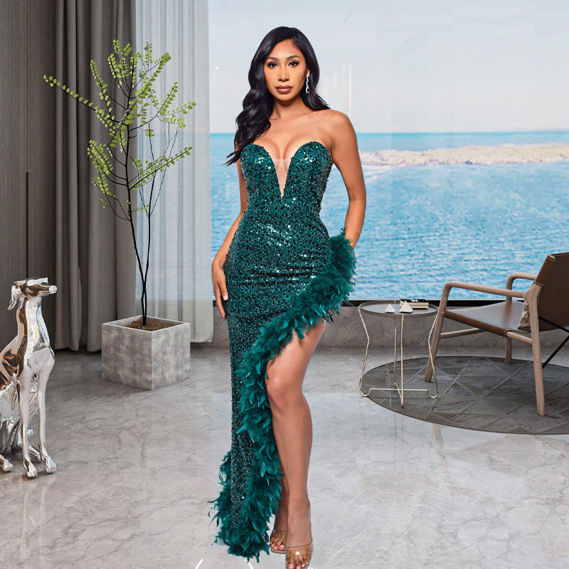 Robe longue dos nu à sequins et plumes