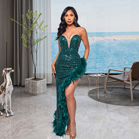 Robe longue dos nu à sequins et plumes