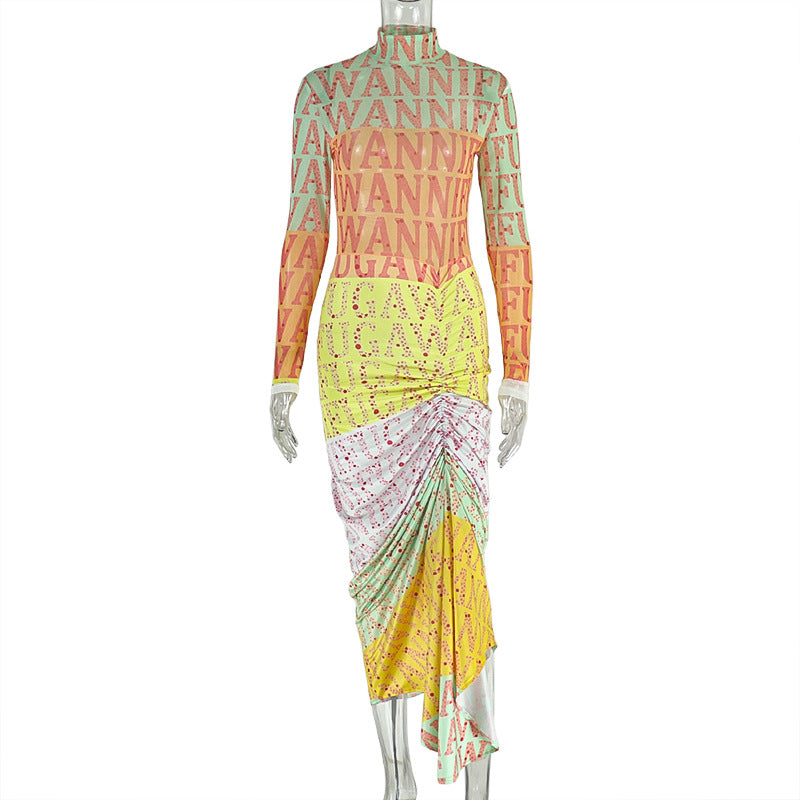 Robe �l�gante imprimee  a empiecements et col montant sans manches