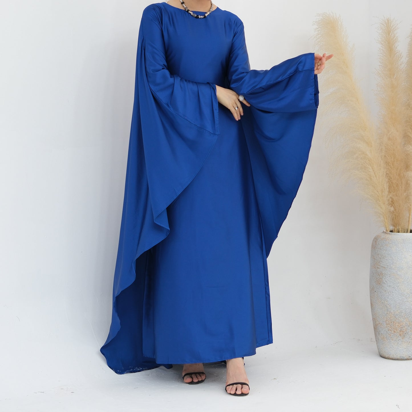 Robe longue en satin avec ceinture intégrée