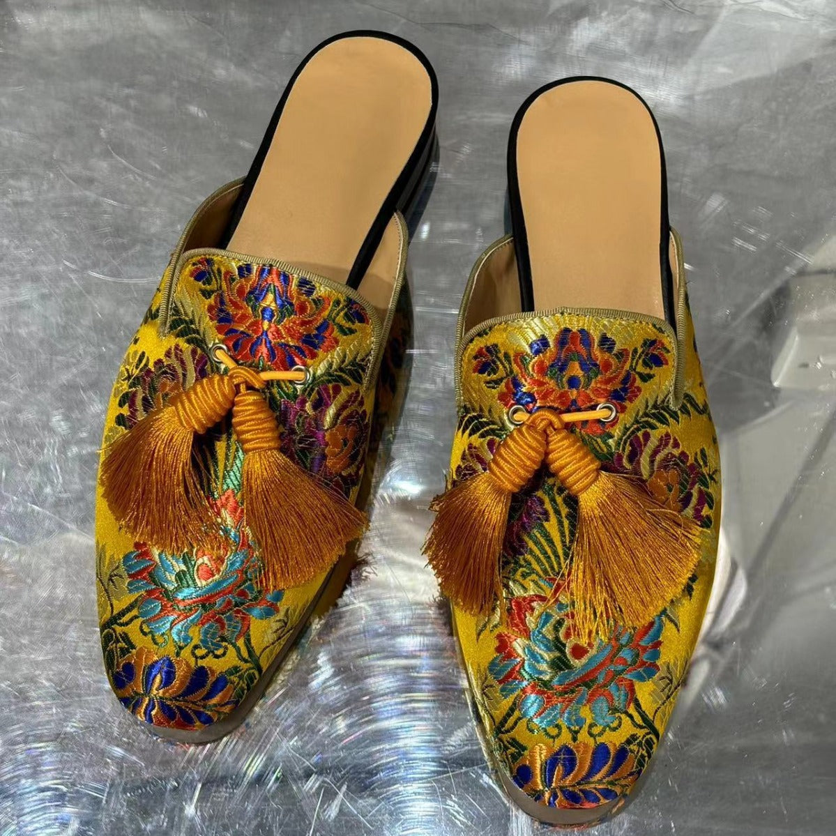 Chaussons pour hommes à pampilles avec broderie et doublure en peau de mouton